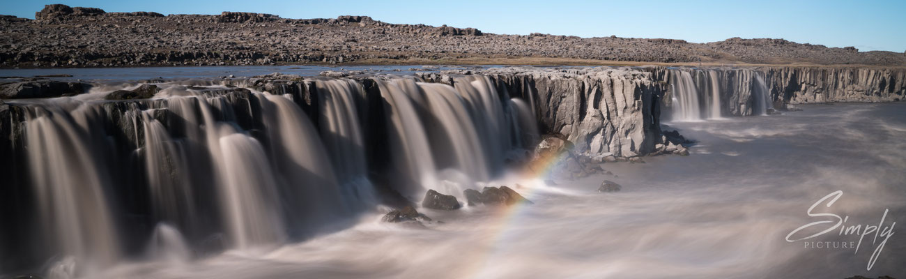 Selfoss mit Regenbogen.