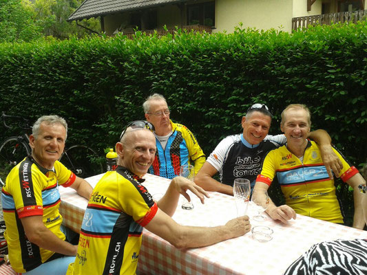 14.5.2015 Pause bei Trainingsfahrt Eglisau-Rafzerfeld-Kalter Wangen-Gärtli