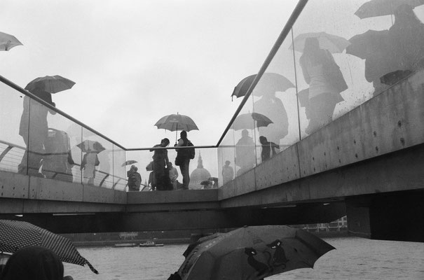 Millenium bridge sous la pluie, London (England) 2010 - series of 25