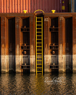 <b>Leiter am Kai</b><br>(Foto: Reiner Gruhle)<br>1/200 | f/7.1 | 126 mm (189 mm) | ISO 400