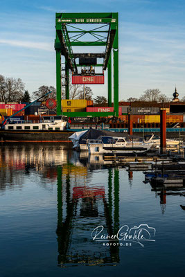 <b>ONE - Containerkran</b><br>(Foto: Reiner Gruhle)<br>1/125 | f/10 | 36 mm (54 mm) | ISO 160