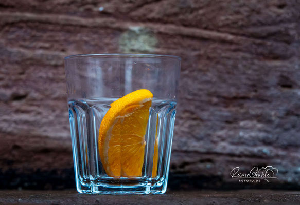 <b>Was vom Drink übrig blieb</b><br>Auf den Stufen zum Schlossportal<br>1/100 | f/3.2 | 90 mm (135 mm) | ISO 3200