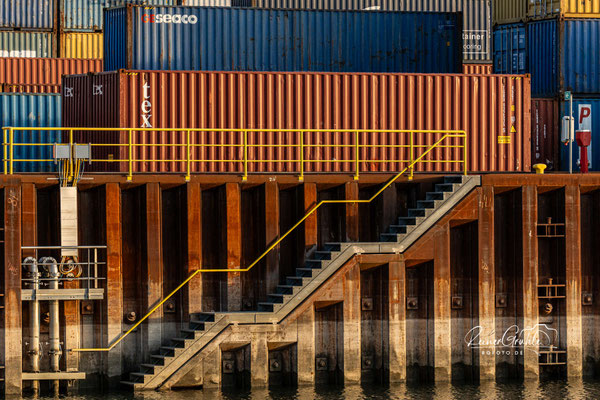 <b>Treppe am Kai</b><br>(Foto: Reiner Gruhle)<br>1/160 | f/7.1 | 98 mm (147 mm) | ISO 250