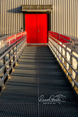 <b>Steg zum Bootsschuppen</b><br>(Foto: Reiner Gruhle)<br>1/125 | f/10 | 74 mm (111 mm) | ISO 320