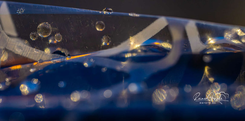 <b>Reflexionen</b><br>Plastikfolie auf einem Fahrradsattel<br>1/30 | f/3.5 | 90 mm (135 mm) | ISO 3200