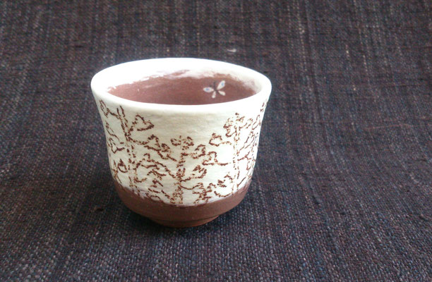  ぺんぺん草と蝶チョーク描文盃　　(c) Yukie Arai