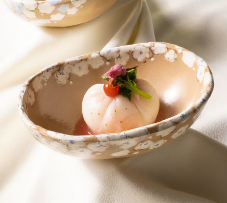 ～  料理と陶芸と写真の＊コラボ企画＊  ～ 　先附　カリフラワー豆腐  いちご酢掛け 　 (2021.6.7) (c) Yukie Arai