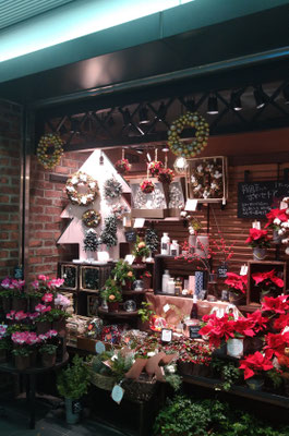 ～  地下駅ナカ  ～ 　Christmasカラーで ほっこり♪ 　 (2021.12.6) (c) Yukie Arai