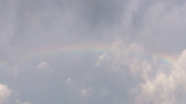 今日は雨降りではなかったけど、低気圧の水色の空に虹を見た。なんだかラッキー☆ (2013.6.2) (c) Yukie Arai