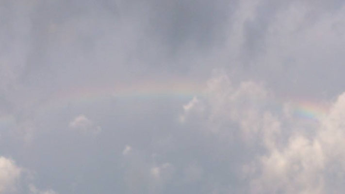 今日は雨降りではなかったけど、低気圧の水色の空に虹を見た。なんだかラッキー☆ (2013.6.2) (c) Yukie Arai