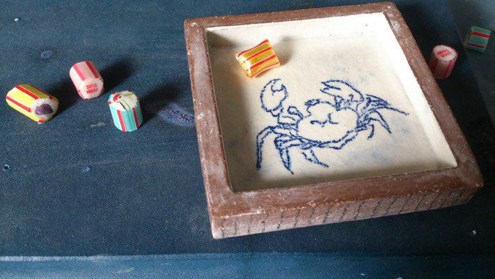 ～  角小皿  ～   カニたべたい...  描いてみるっ★　(2017.2.8) (c) Yukie Arai