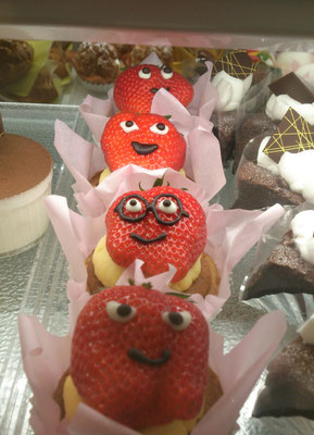 ～  イチゴの季節  ～   どの子にしようか...♪   (2019.4.12) (c) Yukie Arai