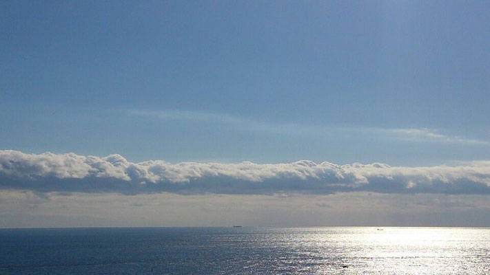 あお しろ あお　　ただそれだけの　　そら くも うみ (2014.7.1) (c) Yukie Arai