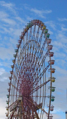 我が町のシンボル的存在「イーゴス108」。１度乗ってみたかった虹色の大観覧車…☆ 運転休止から12年。ついに今月から解体が始まってしまう。。 「たまーに動かしている」というのは都市伝説のように思っていた。 しか～し！今日初めて動いている ところを見ました。感激っ♪  最後の勇姿☆でしょうか・・・ (2013.9.3) (c) Yukie Arai