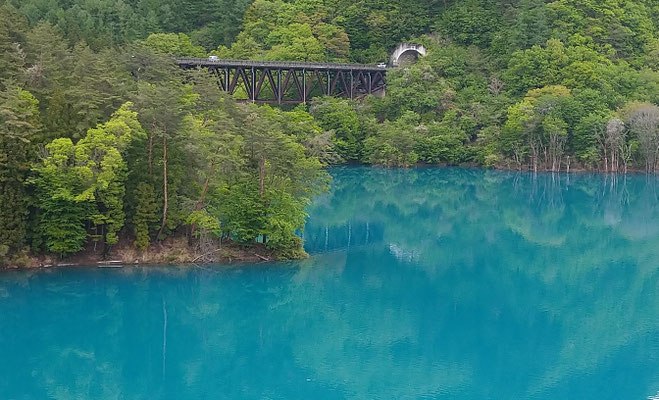 ～  緑か？青か？  ～　5月のダム湖☆...  　(2025.5.20) (c) Yukie Arai
