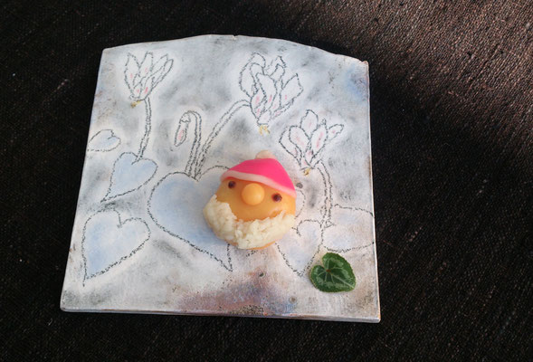 ～  シクラメン と サンタ☆  ～　自作の和菓子を  自作の板皿で ♪　 (2016.12.19) (c) Yukie Arai