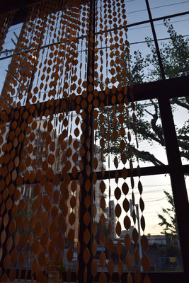 ～ 木の葉パーティション ～　8月も半ば。ヒグラシ鳴く夕暮れ・・・リフレッシュのコーヒータイム  ♪　 (2016.8.13) (c) Yukie Arai