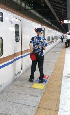 ～  ハイビスカスとアロハシャツ  ～　世界に誇れる新幹線清掃員さん☆彡　(2018.7.20) (c) Yukie Arai