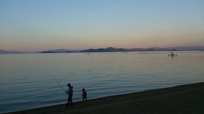 ～  夕凪  ～    琵琶湖に 山に 親子に  わたしに   静かな時間流れてゆく   ＊＊＊   自然は  時に恵みを 時に猛威をふるう  平穏無事を 祈るばかり☆...   (2016.4.17) (c) Yukie Arai