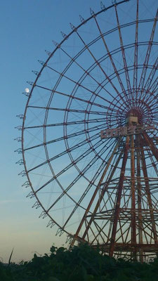 「イーゴス108」 ～その2～ 気がつくと、ゴンドラが全て外されてました。台風が去った今宵は お月さまを運ぶようです…☆ (2013.9.16) (c) Yukie Arai