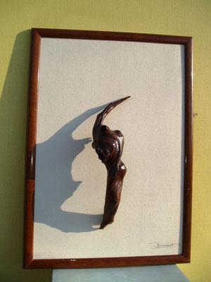 La sculpture " aux armes " sur toile fixée sur cadre