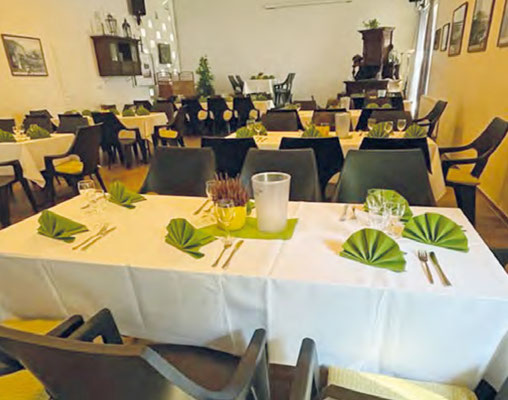 Der Saal festlich eingedeckt
