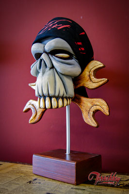 Wrench Skull, handgeschnitzt, handbemalt, Einzelstück