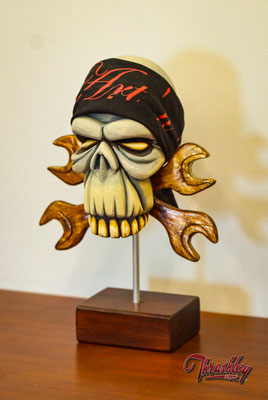 Wrench Skull, handgeschnitzt, handbemalt, Einzelstück