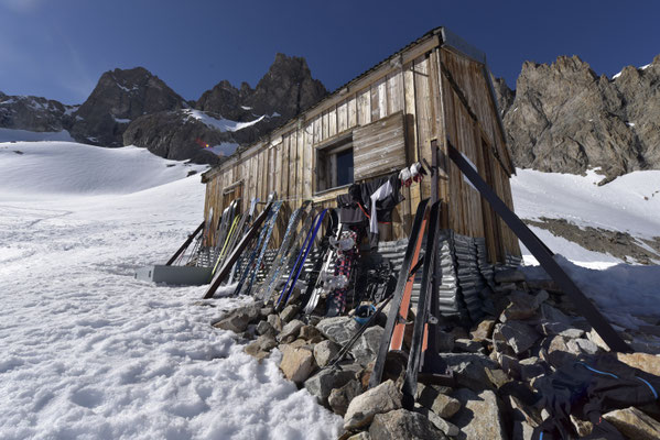 ...pendant que les skis se dorent la pilule au soleil !