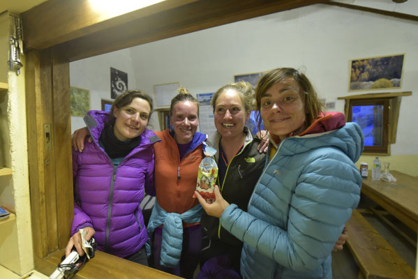 Cordée féminine sur le Tour de la Meije...pas de jaloux chaque refuge aura droit à ses petits chocolats de Pâques ! Un grand merci pour cette belle idée ; ) !