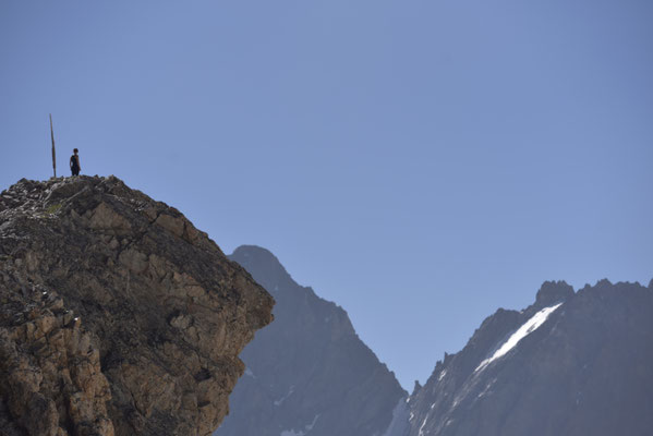 Marion à l'observation de ce drôle d'oiseau sur l'arête d'Adèle...