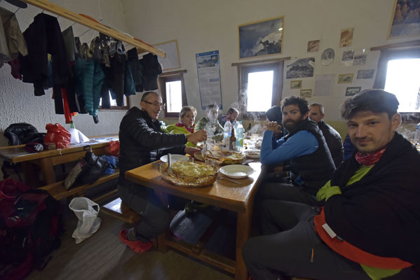 Petit retour de l'hiver...c'est le groupe FFME d'Ille-et-Vilaine qui se souviendra de sa montée au refuge !