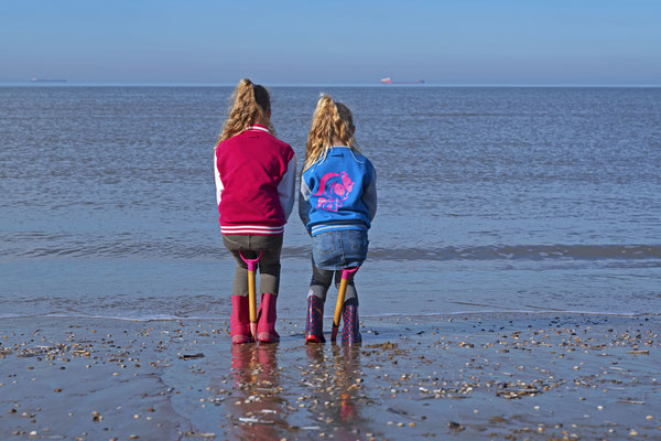 Zusjes aan zee
