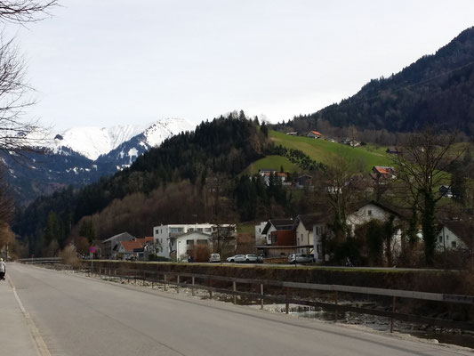 Blick vom Parkplatz der FH auf die Berge