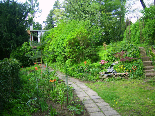 Links Blumenrabatte, Mitte Hauptweg, rechts Teich im April 2014