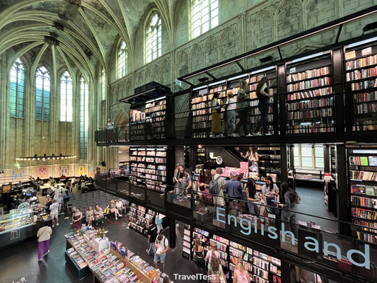 Boekhandel in oude kerk