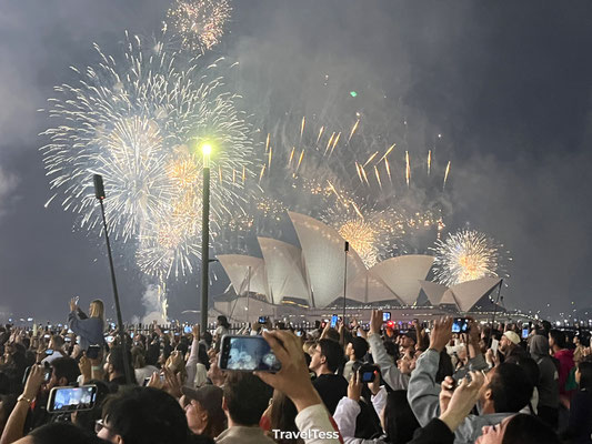 Vuurwerk boven Sydney Harbour Bridge