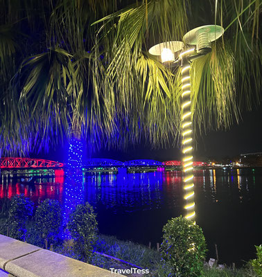 Verlichte brug in Hué