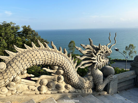 Drakenbeeld bij Lady Buddha-beeld