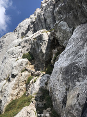 Berg wandelpad met touw uit rotsen