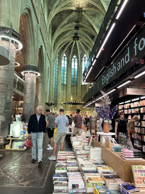 Boekhandel in oude kerk