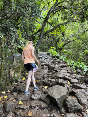 Hiken over de steile rotspaden van de Kalalau Trail