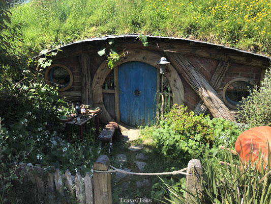 Hobbit huisje met blauwe deur