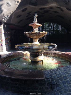 Fontein bij Hundertwasserhaus Wenen
