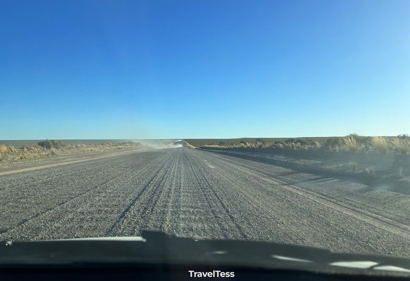 Rijden over grindweg op Península Valdés