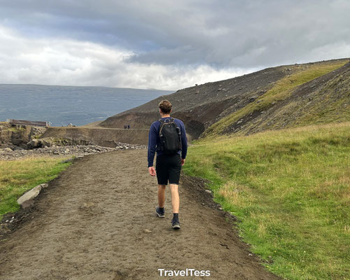 Hike naar Hengifoss waterval