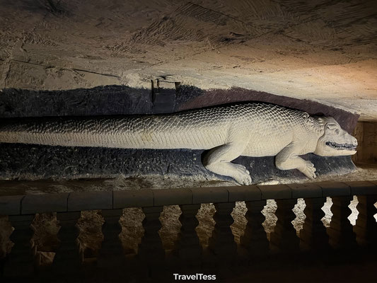 Mosasaurus beeldhouwwerk in Gemeentegrot