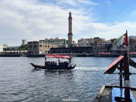Varen over Dubai Creek