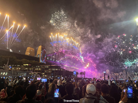 Vuurwerk boven Sydney Harbour Bridge