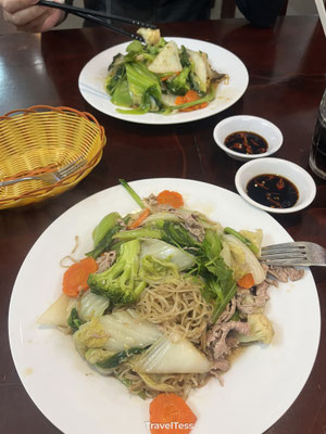 Eten in traditioneel Vietnamees restaurant